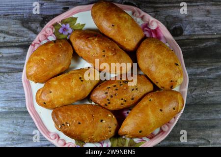 Assortiment de mini Pâté avec différentes garnitures et garnitures, fromage, olive, surmonté de sésame, graines de Baraka noir, pâté est une pâte, tarte ou pain rempli wi Banque D'Images