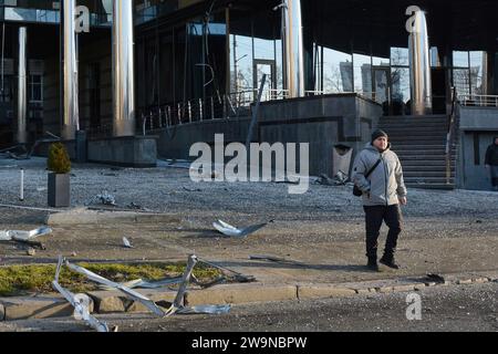 Kiev, Ukraine. 29 décembre 2023. Les gens passent devant les débris qui se trouvent au milieu de la rue après l'attaque de missiles de la Russie sur Kiev, Ukraine 29 décembre 2023 dans la nuit, l'Ukraine a été soumise à des bombardements massifs par les troupes russes. À Kiev, les débris de drones et de missiles abattus ont endommagé des maisons et des voitures. Crédit : SOPA Images Limited/Alamy Live News Banque D'Images