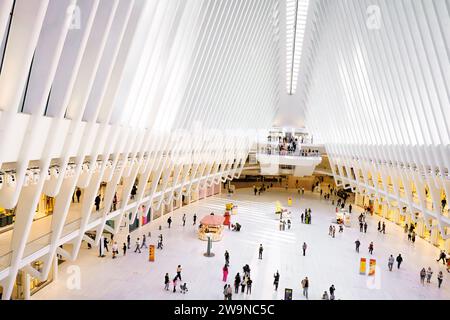 Passagers dans l'oculus du World Trade Center, New York City, un centre de transport conçu par Santiago Calatrava avec une architecture moderne. Banque D'Images