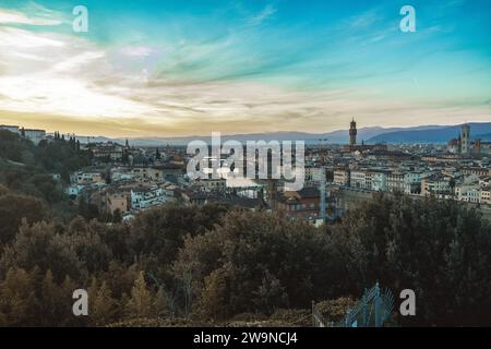 Coucher de soleil doré sur le Palazzo Vecchio et la cathédrale Santa Maria del Fiore (Duomo), Florence, Italie. Photo de haute qualité Banque D'Images