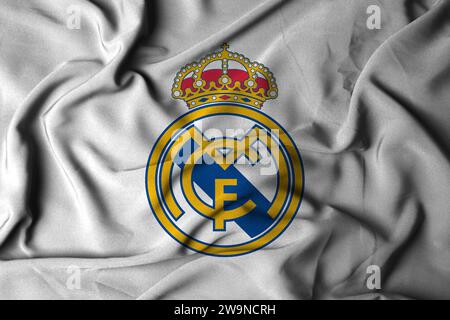 mise au point sélective du logo real madrid. Club de football de la ville de Madrid en espagne avec texture de tissu fluide. Illustration 3D. Banque D'Images