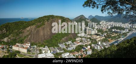 Rio de Janeiro, Brésil. Vue aérienne des favela Urca, Botafogo et Santa Marta. Au premier plan, le Yacht Club de Rio de Janeiro et la baie de Botafogo. Banque D'Images