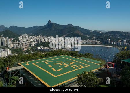 Rio de janeiro Brésil. Héliport Morro da Urca au premier plan. Baie et plage de Botafogo. En arrière-plan la statue du Christ et les montagnes. Banque D'Images