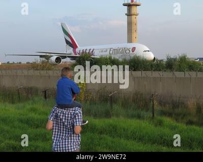 Garçon regardant un Airbus A380 d'Emirates arriver à l'aéroport de Johannesburg Banque D'Images