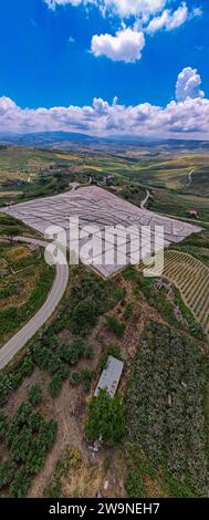 Sicile 2023. Vue aérienne de l'œuvre d'art Cretto di Burri et de la campagne environnante. Juillet 2023 Trapani, Italie Banque D'Images