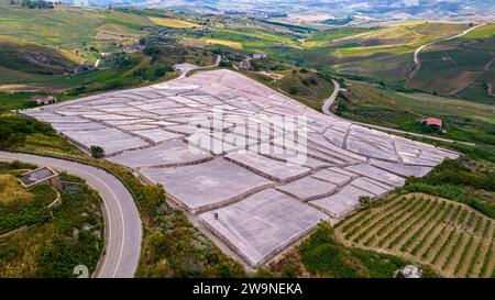 Sicile 2023. Vue aérienne de l'œuvre d'art Cretto di Burri et de la campagne environnante. Juillet 2023 Trapani, Italie Banque D'Images