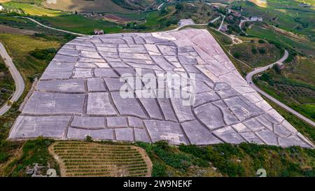 Sicile 2023. Vue aérienne de l'œuvre d'art Cretto di Burri et de la campagne environnante. Juillet 2023 Trapani, Italie Banque D'Images