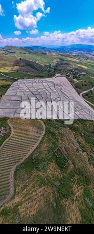 Sicile 2023. Vue aérienne de l'œuvre d'art Cretto di Burri et de la campagne environnante. Juillet 2023 Trapani, Italie Banque D'Images