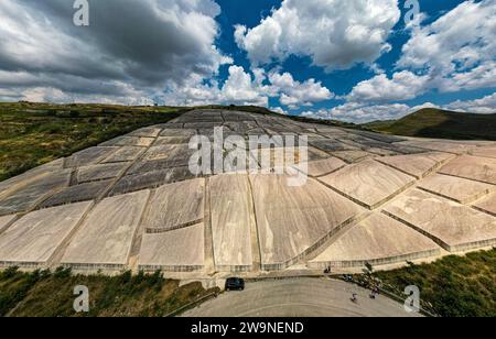 Sicile 2023. Vue aérienne de l'œuvre d'art Cretto di Burri et de la campagne environnante. Juillet 2023 Trapani, Italie Banque D'Images