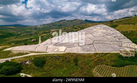 Sicile 2023. Vue aérienne de l'œuvre d'art Cretto di Burri et de la campagne environnante. Juillet 2023 Trapani, Italie Banque D'Images