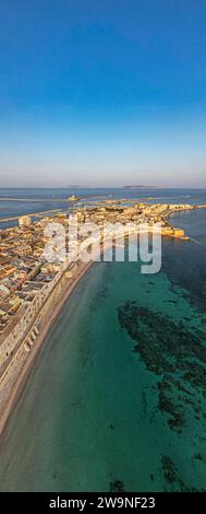 Sicile 2023. Vue aérienne de la Mura di Tramontana et de la plage, très fréquentée en été, qui la longe. Juillet 2023 Trapani, Italie Banque D'Images
