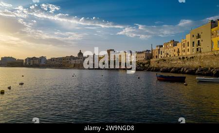 Sicile 2023. Vue aérienne de la Mura di Tramontana et de la plage, très fréquentée en été, qui la longe. Juillet 2023 Trapani, Italie Banque D'Images