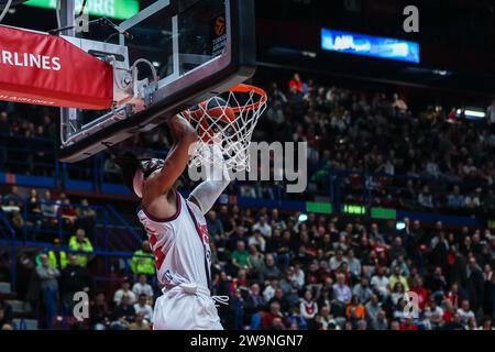 Milan, Italie. 28 décembre 2023. Chima Moneke #95 de Baskonia Vitoria-Gasteiz dunks lors du match de la saison régulière 17 de Turkish Airlines Euroleague 2023/24 entre EA7 Emporio Armani Milan et Baskonia Vitoria-Gasteiz au Mediolanum Forum, Milan. NOTE FINALE : EA7 Milan 76 : 67 Baskonia (photo de Fabrizio Carabelli/SOPA Images/Sipa USA) crédit : SIPA USA/Alamy Live News Banque D'Images