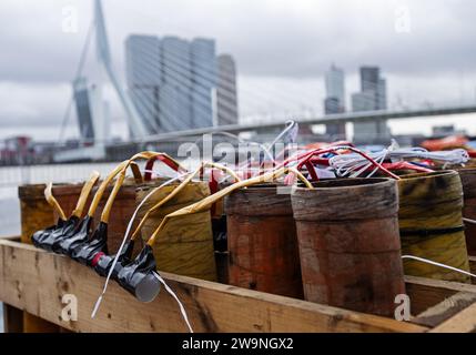 ROTTERDAM - préparatifs pour les feux d'artifice nationaux sur un ponton dans la Meuse. Il y a une interdiction de feux d'artifice à Rotterdam, les amateurs peuvent voir un spectacle de feux d'artifice organisé au pont Erasmus pendant la Saint-Sylvestre. ANP MARTEN VAN DIJL netherlands Out - belgique Out Banque D'Images