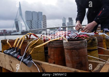 ROTTERDAM - préparatifs pour les feux d'artifice nationaux sur un ponton dans la Meuse. Il y a une interdiction de feux d'artifice à Rotterdam, les amateurs peuvent voir un spectacle de feux d'artifice organisé au pont Erasmus pendant la Saint-Sylvestre. ANP MARTEN VAN DIJL netherlands Out - belgique Out Banque D'Images