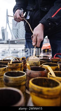 ROTTERDAM - préparatifs pour les feux d'artifice nationaux sur un ponton dans la Meuse. Il y a une interdiction de feux d'artifice à Rotterdam, les amateurs peuvent voir un spectacle de feux d'artifice organisé au pont Erasmus pendant la Saint-Sylvestre. ANP MARTEN VAN DIJL netherlands Out - belgique Out Banque D'Images