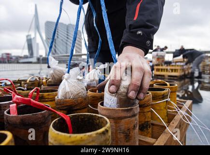 ROTTERDAM - préparatifs pour les feux d'artifice nationaux sur un ponton dans la Meuse. Il y a une interdiction de feux d'artifice à Rotterdam, les amateurs peuvent voir un spectacle de feux d'artifice organisé au pont Erasmus pendant la Saint-Sylvestre. ANP MARTEN VAN DIJL netherlands Out - belgique Out Banque D'Images