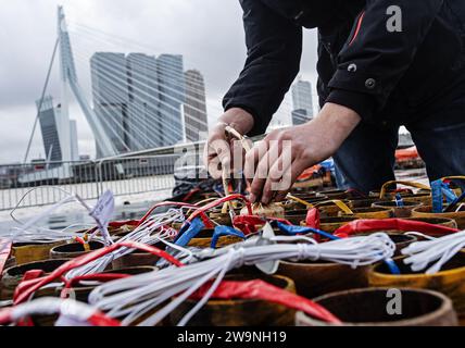 ROTTERDAM - préparatifs pour les feux d'artifice nationaux sur un ponton dans la Meuse. Il y a une interdiction de feux d'artifice à Rotterdam, les amateurs peuvent voir un spectacle de feux d'artifice organisé au pont Erasmus pendant la Saint-Sylvestre. ANP MARTEN VAN DIJL netherlands Out - belgique Out Banque D'Images