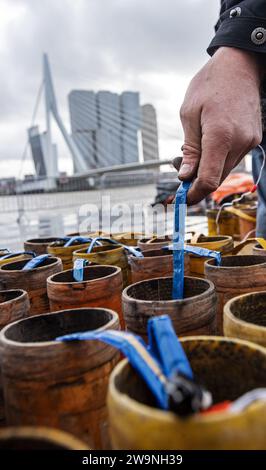 ROTTERDAM - préparatifs pour les feux d'artifice nationaux sur un ponton dans la Meuse. Il y a une interdiction de feux d'artifice à Rotterdam, les amateurs peuvent voir un spectacle de feux d'artifice organisé au pont Erasmus pendant la Saint-Sylvestre. ANP MARTEN VAN DIJL netherlands Out - belgique Out Banque D'Images