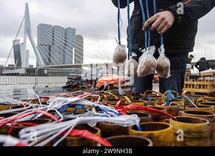 ROTTERDAM - préparatifs pour les feux d'artifice nationaux sur un ponton dans la Meuse. Il y a une interdiction de feux d'artifice à Rotterdam, les amateurs peuvent voir un spectacle de feux d'artifice organisé au pont Erasmus pendant la Saint-Sylvestre. ANP MARTEN VAN DIJL netherlands Out - belgique Out Banque D'Images