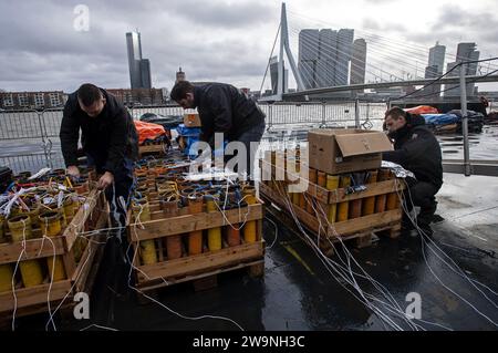 ROTTERDAM - préparatifs pour les feux d'artifice nationaux sur un ponton dans la Meuse. Il y a une interdiction de feux d'artifice à Rotterdam, les amateurs peuvent voir un spectacle de feux d'artifice organisé au pont Erasmus pendant la Saint-Sylvestre. ANP MARTEN VAN DIJL netherlands Out - belgique Out Banque D'Images