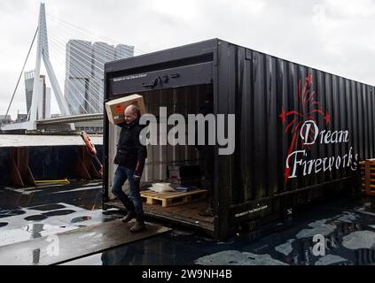 ROTTERDAM - préparatifs pour les feux d'artifice nationaux sur un ponton dans la Meuse. Il y a une interdiction de feux d'artifice à Rotterdam, les amateurs peuvent voir un spectacle de feux d'artifice organisé au pont Erasmus pendant la Saint-Sylvestre. ANP MARTEN VAN DIJL netherlands Out - belgique Out Banque D'Images