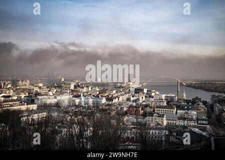 Kiev, Ukraine. 29 décembre 2023. Nicolas Cleuet/le Pictorium - UKR - Kiev, plus grande attaque aérienne depuis le début de l'invasion en février 2022 - 29/12/2023 - Ukraine/oblast de Kiev/Kiev - hier soir, la Russie a lancé plus de 150 drones, missiles et bombes aériennes sur l'Ukraine. Alors que la défense aérienne a pu intercepter la plupart d'entre eux, au moins deux sont tombés sur la ville de Kiev. L'un a touché une usine dans le district de Lyukanivska et l'autre un entrepôt de matériaux de construction dans le district de Podil. Vue sur le quartier de Podil. Crédit : LE PICTORIUM/Alamy Live News Banque D'Images