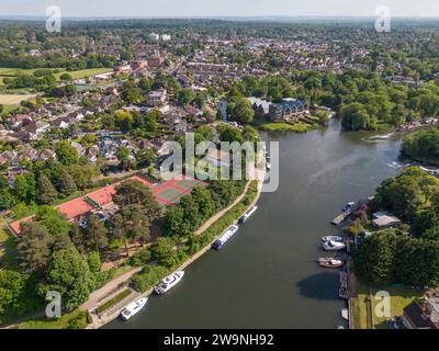 Vue sur Weybridge Lawn tennis Club à côté de la Tamise, Surrey, Royaume-Uni. Banque D'Images