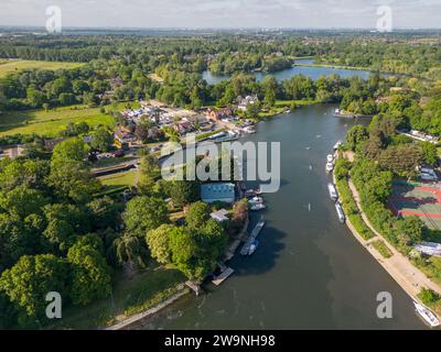 Shepperton Lock et Weir sur la Tamise, Surrey, Royaume-Uni. Banque D'Images