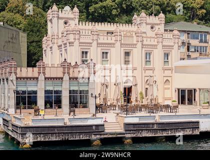 Sariyer Suray Askeri Gazinosu, un restaurant près du détroit du Bosphore, situé à côté du terminal de ferry de Sariyer, Istanbul, Turquie Banque D'Images