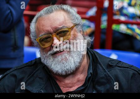 Milan, Italie. 28 décembre 2023. Diego Abatantuono regarde lors du match de la saison régulière 2023/24 de Turkish Airlines Euroleague Round 17 entre EA7 Emporio Armani Milan et Baskonia Vitoria-Gasteiz au Mediolanum Forum, Milan. NOTE FINALE : EA7 Milan 76 : 67 Baskonia crédit : SOPA Images Limited/Alamy Live News Banque D'Images