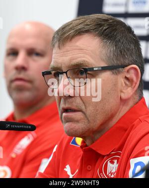 29 décembre 2023, Hesse, Francfort-sur-le-main : Alfred Gislason (à droite), entraîneur national de l'équipe nationale de handball, prend la parole lors d'une conférence de presse de la Fédération allemande de handball (DHB) aux côtés du directeur sportif Axel Kromer. Le Championnat d'Europe se déroulera en Allemagne du 10 au 28 janvier 2024. Photo : Arne Dedert/dpa Banque D'Images