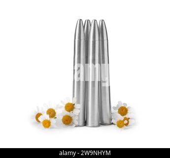 Balles en métal et belles fleurs isolées sur blanc Banque D'Images