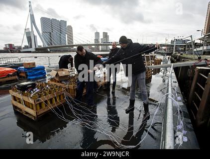 ROTTERDAM - préparatifs pour les feux d'artifice nationaux sur un ponton dans la Meuse. Il y a une interdiction de feux d'artifice à Rotterdam, les amateurs peuvent voir un spectacle de feux d'artifice organisé au pont Erasmus pendant la Saint-Sylvestre. ANP MARTEN VAN DIJL netherlands Out - belgique Out Banque D'Images