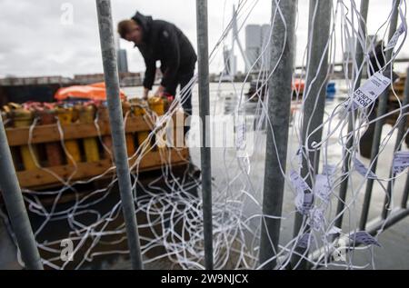 ROTTERDAM - préparatifs pour les feux d'artifice nationaux sur un ponton dans la Meuse. Il y a une interdiction de feux d'artifice à Rotterdam, les amateurs peuvent voir un spectacle de feux d'artifice organisé au pont Erasmus pendant la Saint-Sylvestre. ANP MARTEN VAN DIJL netherlands Out - belgique Out Banque D'Images