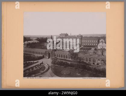 Dresde, le chenil, vue totale ', Dresde, Duitsland, 1900 photographie le Zwinger est un complexe de palais dans le style architectural Laat-Barokke dans la ville allemande de Dresde qui a été construit entre 1710 et 1728. Il sert maintenant de musée. Soutien photographique Allemagne. Paper Dresden Banque D'Images