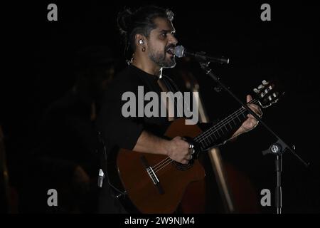 Concert de musique de chanteur italien - MANNARINO - CORDE A TEATRO TOUR Alessandro Mannarino pendant le concert corde a Teatro Tour, 28 décembre 2023, Auditorium Parco della Musica, Rome Italie Rome Auditorium Parco della Musica Italie Copyright : xDomenicoxCippitellix/xLiveMediax LPM 1176386 Banque D'Images