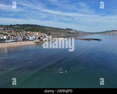 Paddle boarders Lyme Regis Dorset UK drone d'été, aérien Banque D'Images