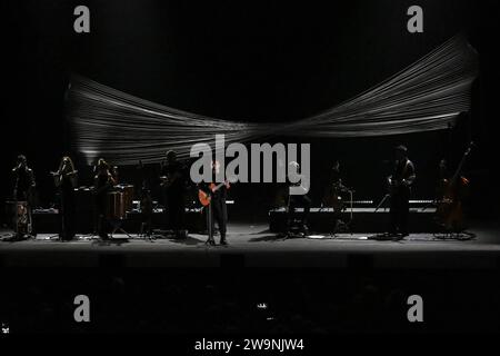 Concert de musique de chanteur italien - MANNARINO - CORDE A TEATRO TOUR Alessandro Mannarino pendant le concert corde a Teatro Tour, 28 décembre 2023, Auditorium Parco della Musica, Rome Italie Rome Auditorium Parco della Musica Italie Copyright : xDomenicoxCippitellix/xLiveMediax LPM 1176396 Banque D'Images