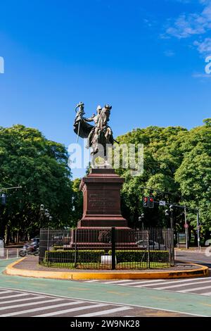 ROSARIO, ARGENTINE - 26 DÉCEMBRE 2023 : Monument de Manuel Belgrano, créateur du drapeau argentin. Statue placée au milieu du boulvebard de Oroño Banque D'Images