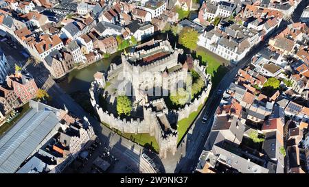 Drone photo château des Comtes de flandre, Gravensteen Gand Belgique Europe Banque D'Images