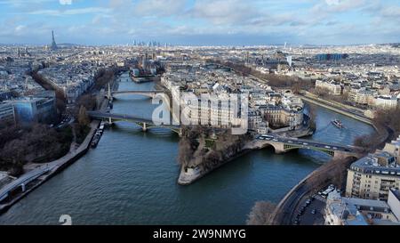 Vue aérienne par drone de l'île Saint-Louis dans la Seine, Paris, Île-de-France, France. Paysage urbain historique du XVIIe siècle. Banque D'Images