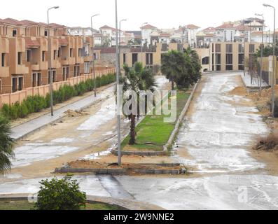 Rues humides au Caire, Egypte, après une journée pluvieuse dans l'après-midi, pluies, temps d'hiver, concept de changements climatiques en Egypte, rue vide pendant et afte Banque D'Images