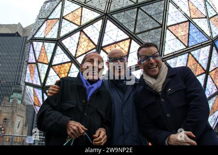 Le bal de la Saint-Sylvestre dévoile un design spécial pour les festivités officielles de Times Square 2024 à New York, New York, le 27 décembre 2023. Cette année, le design festif présente un motif noeud papillon spécial créé en partenariat avec Fontainebleau Las Vegas, le complexe hôtelier et casino de luxe mondialement attendu qui a ouvert ses portes sur le Strip de Las Vegas le 13 décembre 2023. Jeffrey Straus (président de Countdown Entertainment), Peter Arnell, Tom Harris (président de Times Square Alliance), co-organisateurs de Times Square, ont rejoint Brett Mufson (président de Fontainebleau Development) et A. Banque D'Images