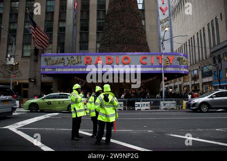 New York, États-Unis. 27 décembre 2023. Manhattan se prépare pour les festivités de la Saint-Sylvestre à New York, New York, le 27 décembre 2023. (Photo Erica Price/Sipa USA) crédit : SIPA USA/Alamy Live News Banque D'Images