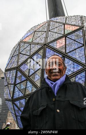 Le bal de la Saint-Sylvestre dévoile un design spécial pour les festivités officielles de Times Square 2024 à New York, New York, le 27 décembre 2023. Cette année, le design festif présente un motif noeud papillon spécial créé en partenariat avec Fontainebleau Las Vegas, le complexe hôtelier et casino de luxe mondialement attendu qui a ouvert ses portes sur le Strip de Las Vegas le 13 décembre 2023. Jeffrey Straus (président de Countdown Entertainment), Peter Arnell, Tom Harris (président de Times Square Alliance), co-organisateurs de Times Square, ont rejoint Brett Mufson (président de Fontainebleau Development) et A. Banque D'Images