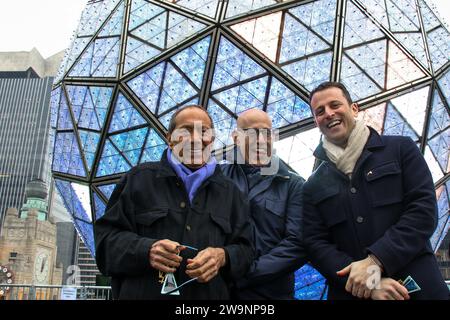 Le bal de la Saint-Sylvestre dévoile un design spécial pour les festivités officielles de Times Square 2024 à New York, New York, le 27 décembre 2023. Cette année, le design festif présente un motif noeud papillon spécial créé en partenariat avec Fontainebleau Las Vegas, le complexe hôtelier et casino de luxe mondialement attendu qui a ouvert ses portes sur le Strip de Las Vegas le 13 décembre 2023. Jeffrey Straus (président de Countdown Entertainment), Peter Arnell, Tom Harris (président de Times Square Alliance), co-organisateurs de Times Square, ont rejoint Brett Mufson (président de Fontainebleau Development) et A. Banque D'Images