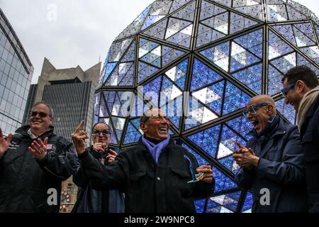 Le bal de la Saint-Sylvestre dévoile un design spécial pour les festivités officielles de Times Square 2024 à New York, New York, le 27 décembre 2023. Cette année, le design festif présente un motif noeud papillon spécial créé en partenariat avec Fontainebleau Las Vegas, le complexe hôtelier et casino de luxe mondialement attendu qui a ouvert ses portes sur le Strip de Las Vegas le 13 décembre 2023. Jeffrey Straus (président de Countdown Entertainment), Peter Arnell, Tom Harris (président de Times Square Alliance), co-organisateurs de Times Square, ont rejoint Brett Mufson (président de Fontainebleau Development) et A. Banque D'Images