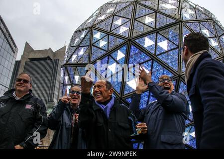 Le bal de la Saint-Sylvestre dévoile un design spécial pour les festivités officielles de Times Square 2024 à New York, New York, le 27 décembre 2023. Cette année, le design festif présente un motif noeud papillon spécial créé en partenariat avec Fontainebleau Las Vegas, le complexe hôtelier et casino de luxe mondialement attendu qui a ouvert ses portes sur le Strip de Las Vegas le 13 décembre 2023. Jeffrey Straus (président de Countdown Entertainment), Peter Arnell, Tom Harris (président de Times Square Alliance), co-organisateurs de Times Square, ont rejoint Brett Mufson (président de Fontainebleau Development) et A. Banque D'Images