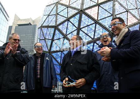 Le bal de la Saint-Sylvestre dévoile un design spécial pour les festivités officielles de Times Square 2024 à New York, New York, le 27 décembre 2023. Cette année, le design festif présente un motif noeud papillon spécial créé en partenariat avec Fontainebleau Las Vegas, le complexe hôtelier et casino de luxe mondialement attendu qui a ouvert ses portes sur le Strip de Las Vegas le 13 décembre 2023. Jeffrey Straus (président de Countdown Entertainment), Peter Arnell, Tom Harris (président de Times Square Alliance), co-organisateurs de Times Square, ont rejoint Brett Mufson (président de Fontainebleau Development) et A. Banque D'Images